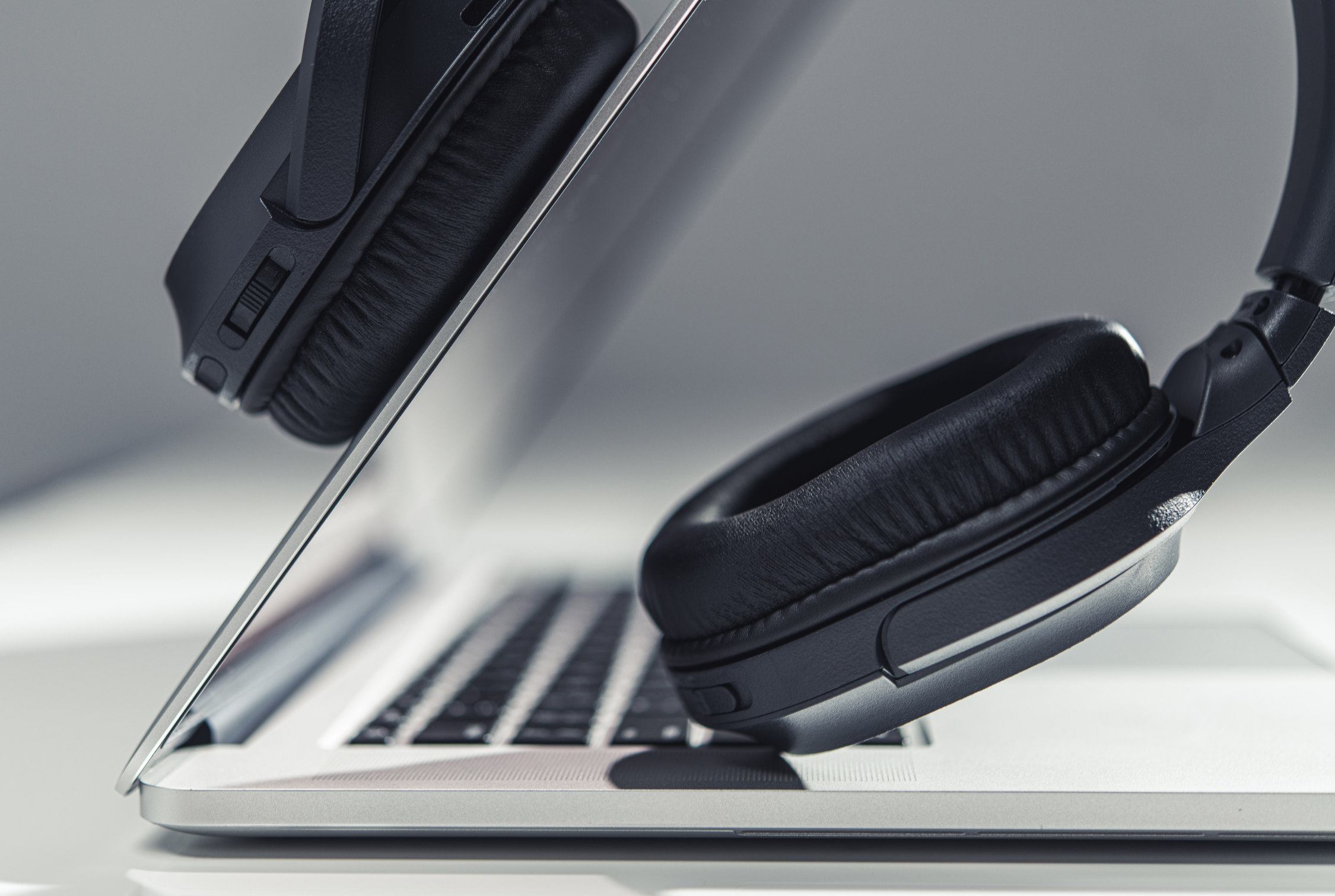 Stereo headphones for high fidelity lovers