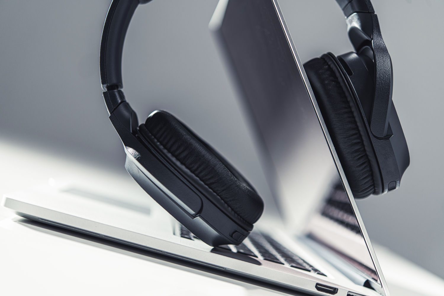 ZIHNIC Bluetooth Headphones: A Review of Comfort and Versatility