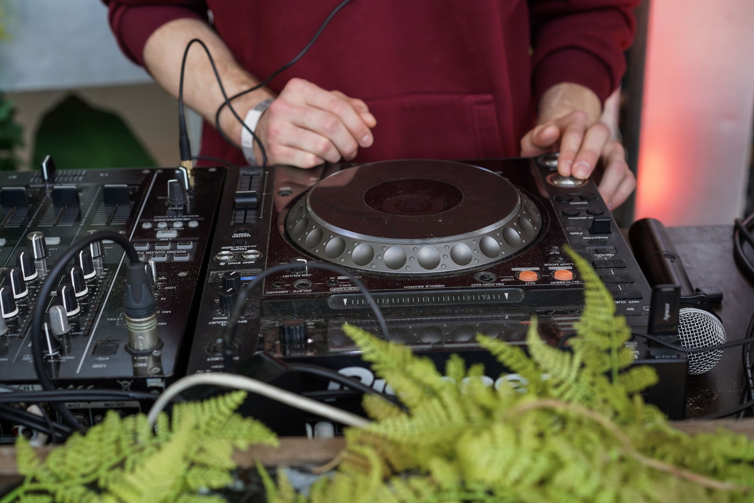 Pioneer CDJ-900NXS: Where Digital Precision Meets the Soul of the Dancefloor!