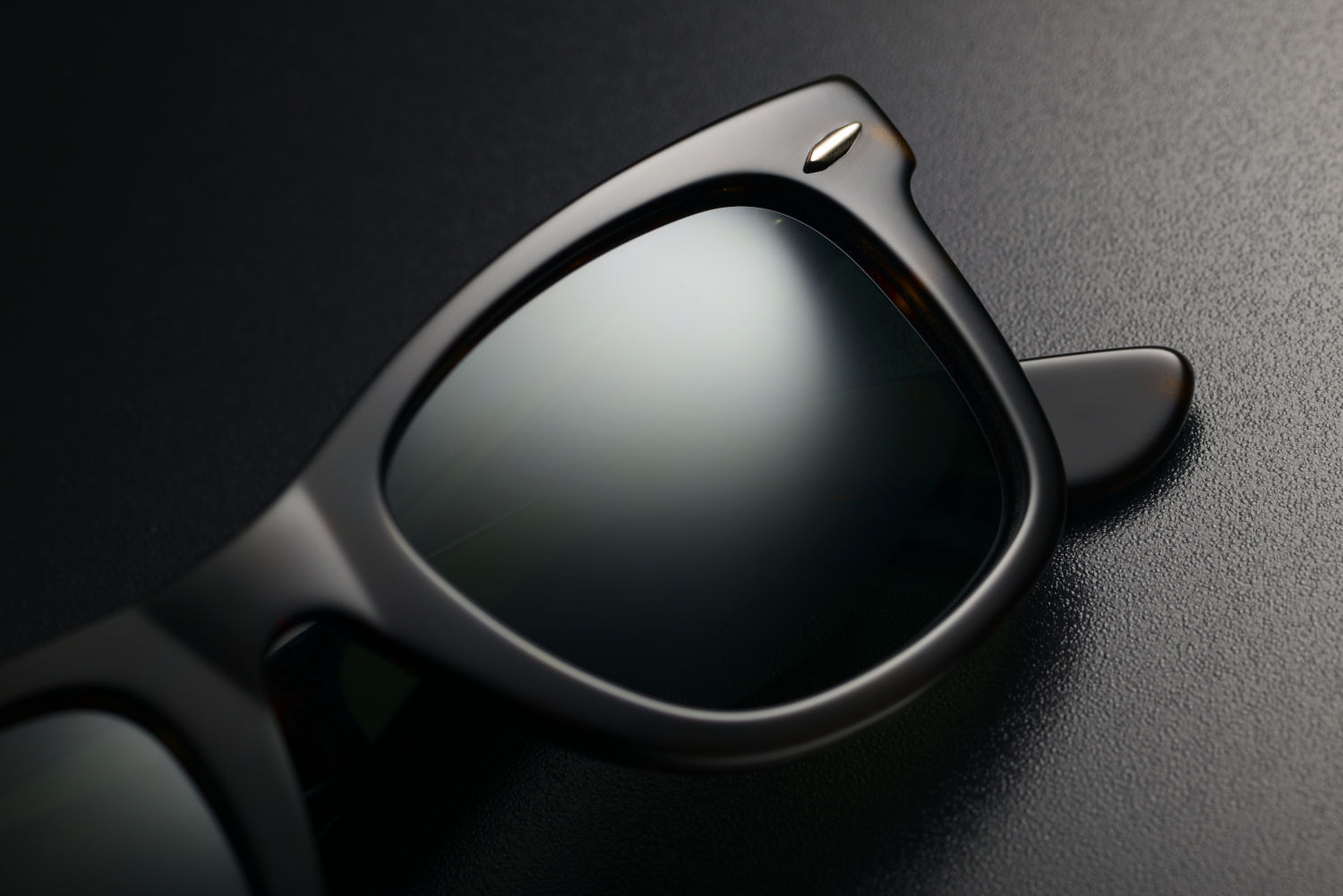 Ray-Ban RB4165 Justin Rectangular Sunglasses: Modern Edge Meets Timeless Comfort!