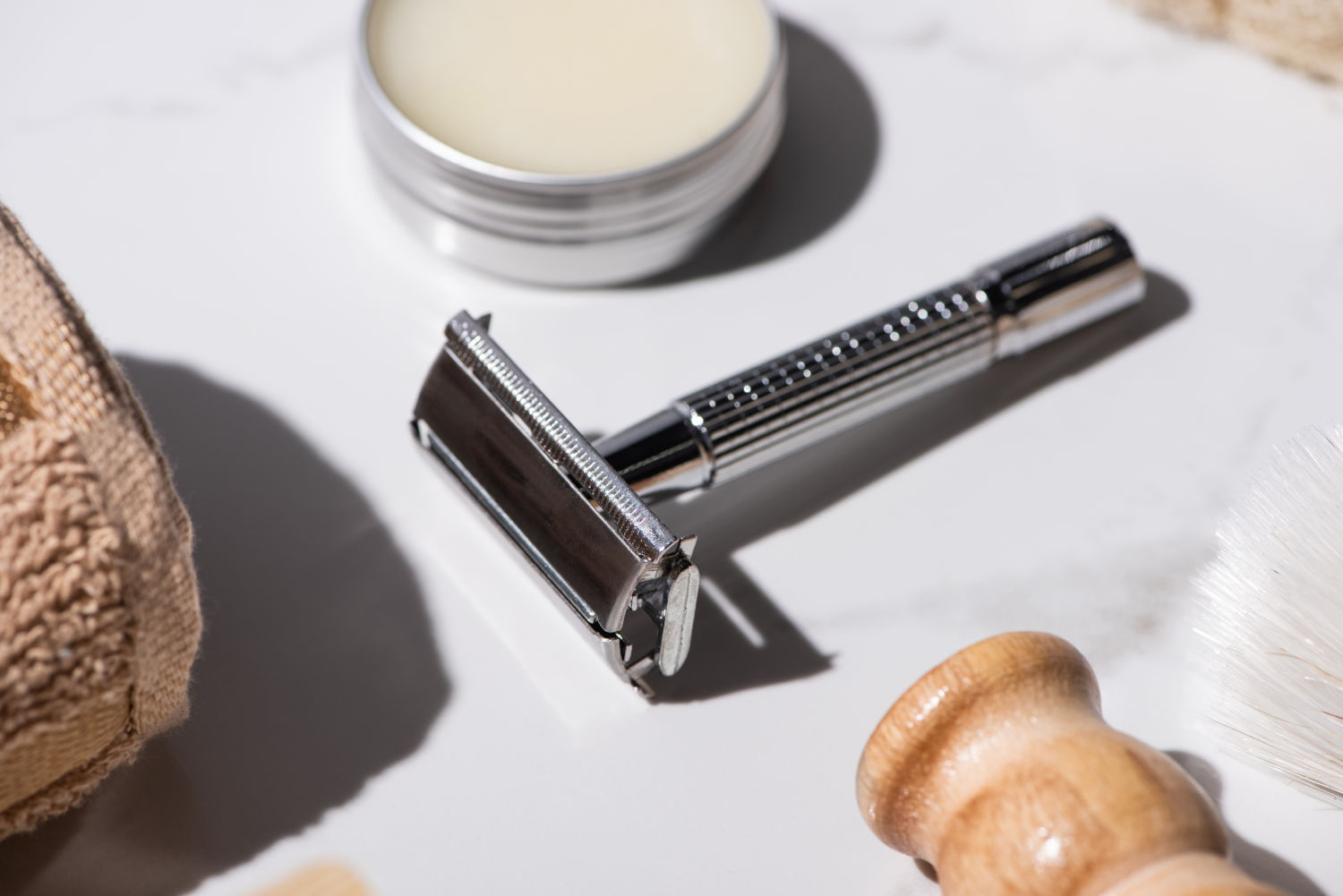 Feather Double Edge Safety Razor: A Classic Shaving Ritual, Reimagined.