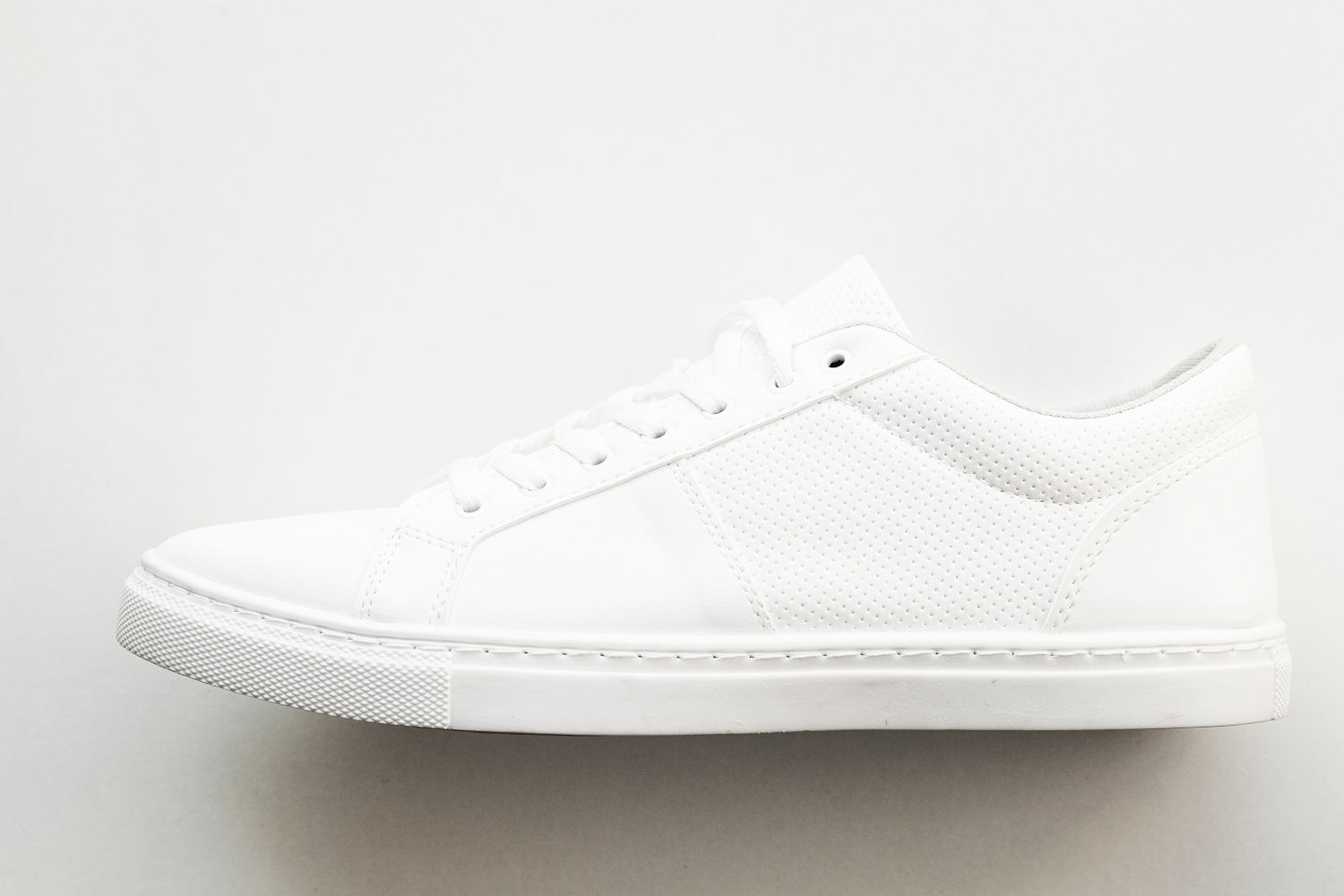 Lacoste Men's Bayliss Sneaker: Sleek Style Meets Modern Comfort.