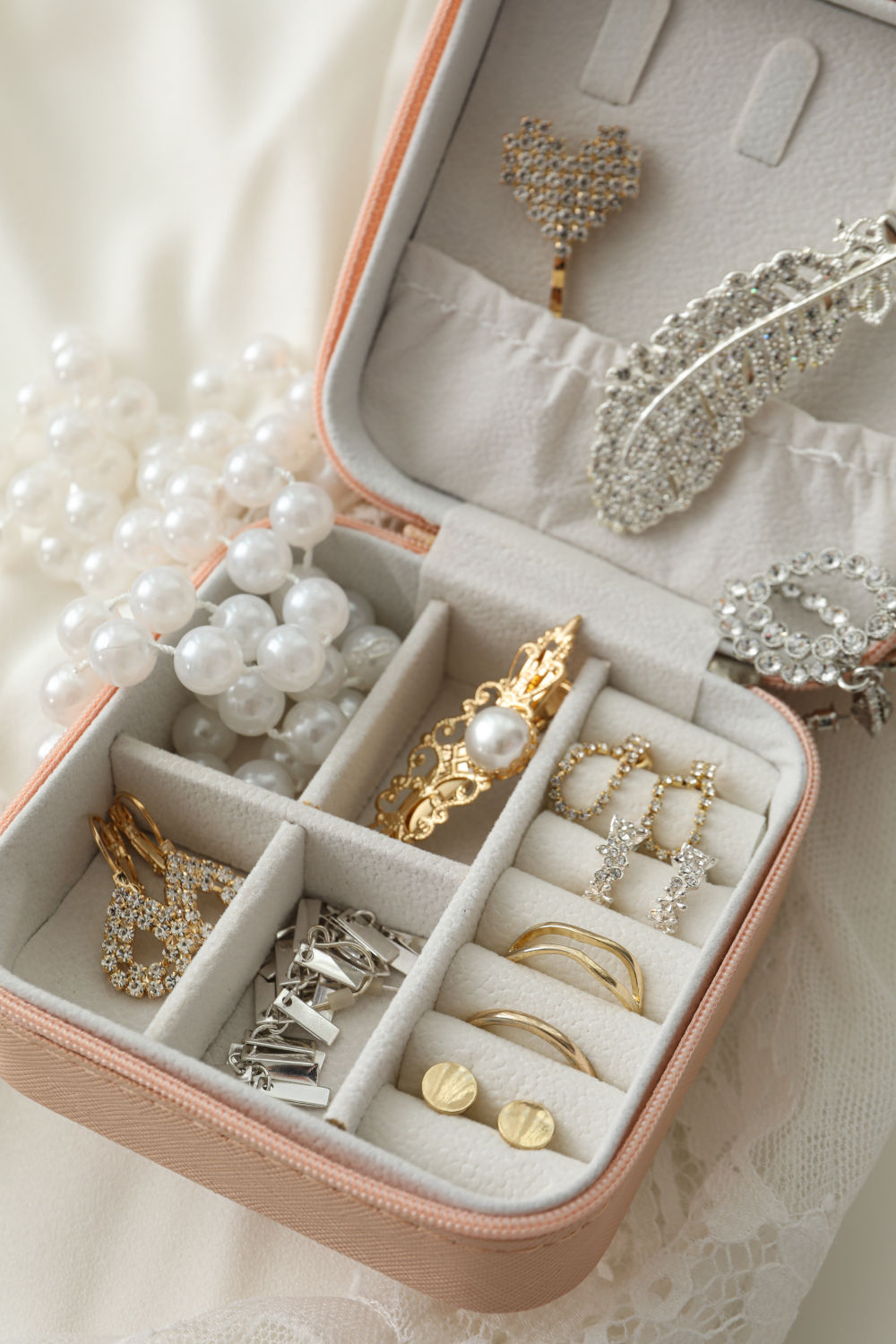 MODENGKONGJIAN Mini Jewelry Travel Case: Your Precious Gems, Safely Stowed in Style