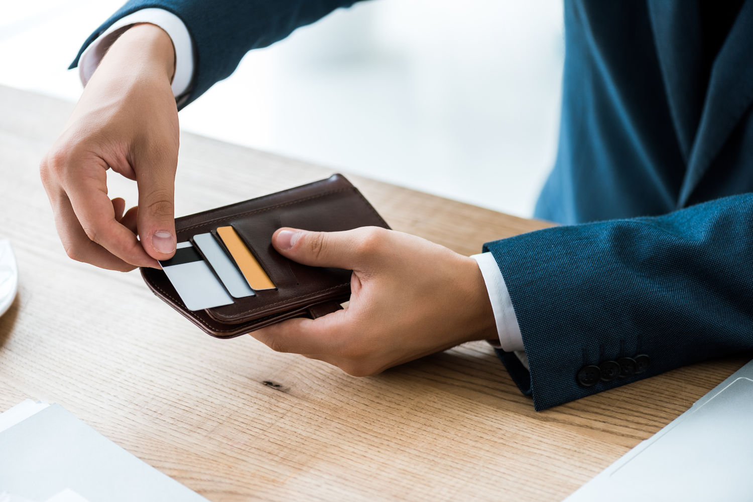 TRAVANDO Men's Slim Wallet: Is This the Ultimate Stealth Upgrade for Your Everyday Carry
